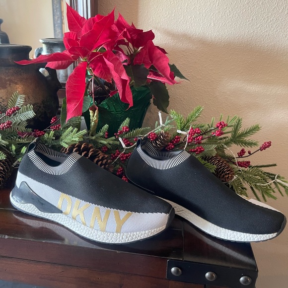 👟 DKNY black slip on sneaker - Picture 1 of 4